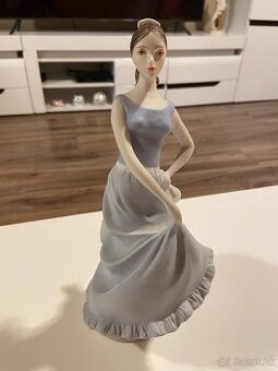 Elegantná dáma v modrých šatoch