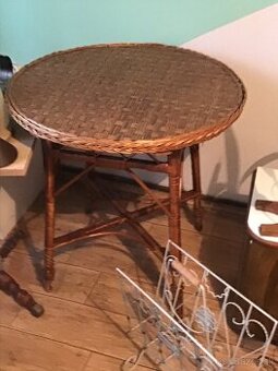 STARší RATANOVý STôL  AJ VYMENíM