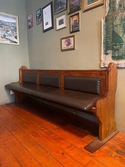 Kostolné lavice používané v prevádzke