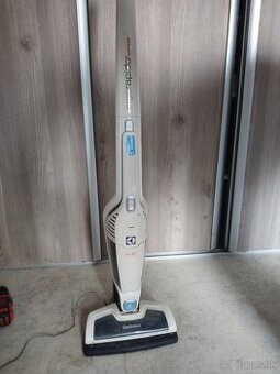 Darujem Elektrolux tyčový vysávač