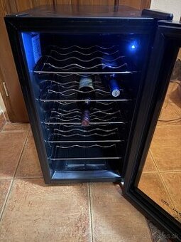 Vinotéka – 18 fliaš, čierne sklo, LED osvetl