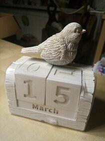 Dekorácia - večný kalendár s vtáčikom