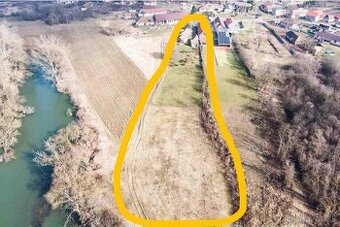 Rozľahlý pozemok s dvoma domami pri penzióne