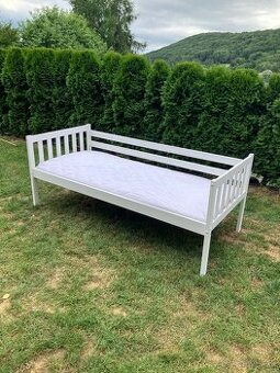 Postel s roštom a matracom.