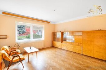 Priestranný 5-izbový dom s veľkým pozemkom v obci Iža