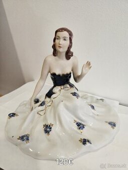 Porcelánová soška : Sediaca dáma "ROYAL DUX Bohemia"