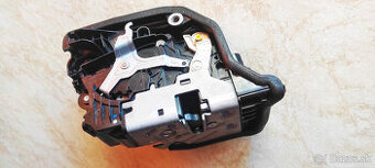 zámok pravých predných dverí na BMW