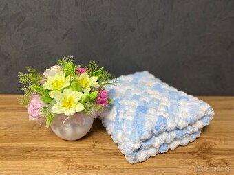 Háčkovaná bielo-modrá deka z jemnej eco vlny