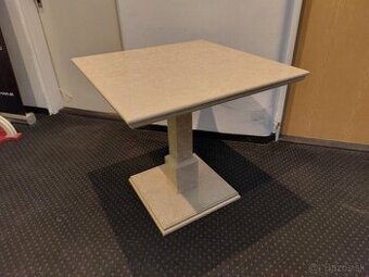 Kamenný jedálenský stôl