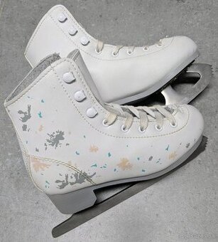 Krasne dievcenske korcule na lad 31/32