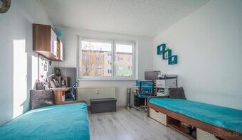 Detská izba-2 postele s matracmi 2 stolíky 1 zavesná skrinka