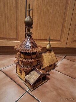 Starý ručne robený drevenný kostolík.