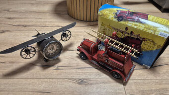 Retro hasičské auto a lietadlo