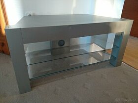 Moderní televizní stolek se skleněnými policemi