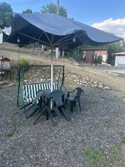 Slnečník ,stôl,stolicky,hojdačka.
