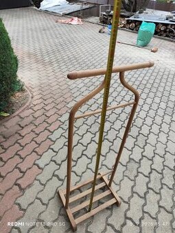 Predám stojan na oblečenie nemý sluha