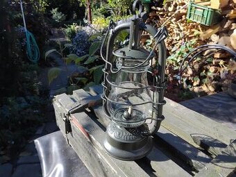 Vojenská petrolejová lampa
