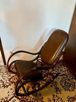 Drevené hojdacie kreslo