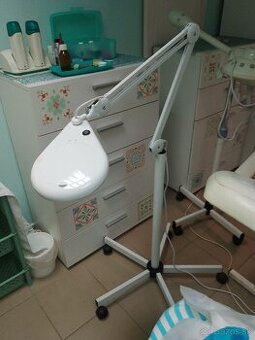 Led zväčšovaciu lupu na stojane