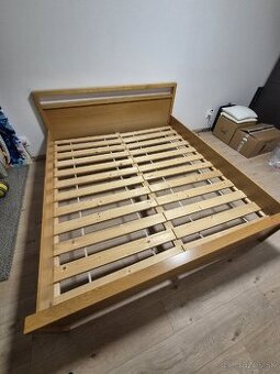 Drevena postel 180 cm