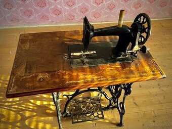 Starý šijací stroj na liatinovom podstavci – vintage