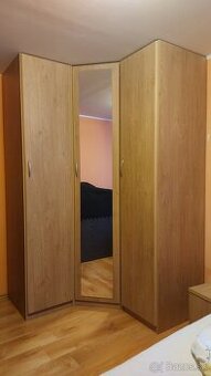 Rohová skriňa so zrkadlom