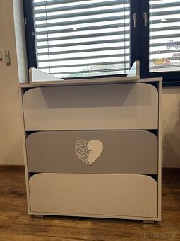 Komoda s prebalovacim pultom