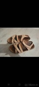 Béžové sandále