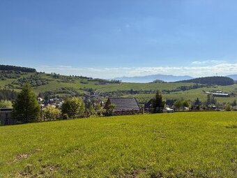 Slnečný pozemok s panoramatickými výhľadmi v Dolnom Hričove