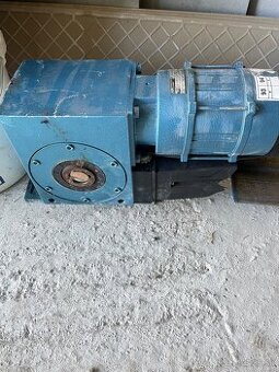 Predam elektromotor s prevodovkou