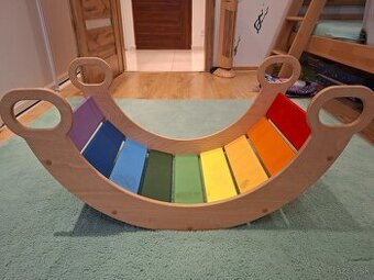 Drevena montessori hojdacka