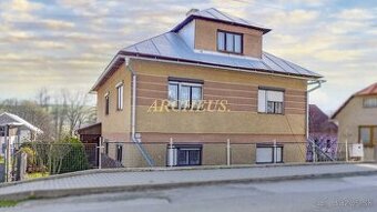 NA PREDAJ, RODINNÝ DOM, POZEMOK 842m2, RASLAVICE