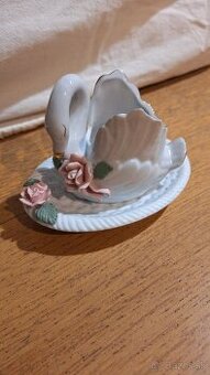 1. Biely porcelánový svietnik / soška labute s ružičkou – je