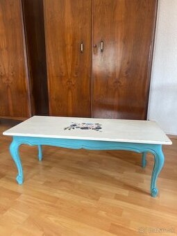 Maľovaný drevený konferenčný stolík