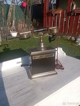 Starožitný telefón. 