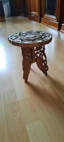 Vyrezávaný stolík pod kvety - 1