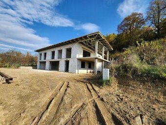 rozostavaná vila 510m2+30m2 terasa, poz.2.531m2,Mikušovce