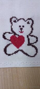 Vyšívaný obrázok (ručná výroba, medveď so srdcom)