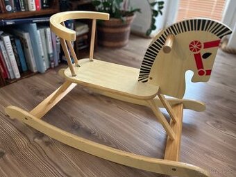 Drevený hojdací koník