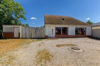 Na predaj priestranný pozemok s rodinným domom v Moste pri B