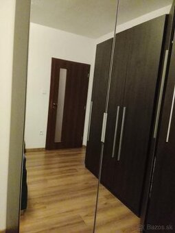 Predám Zrkadlovu skriňu rohovú čiernej farbi zánovné, ZÁNOV - 1