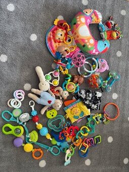 Hrkalka,vankusik,retiazky a d.hracky pre babatko 0-1rok