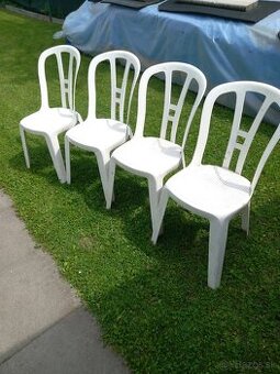 Predám  plastové stoličky