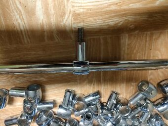 Niklovany mosadzny držiak na tyč