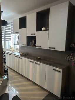 Obývačka, chodba, botnik