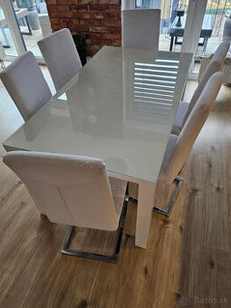 Jedálenský stôl so stoličkami + konferenčný stolík