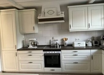 Bílá venkovská kuchyně se spotřebiči,6164