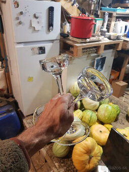 Darujem dva svietniky