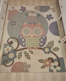 Detsky koberec a stropne svietidlo