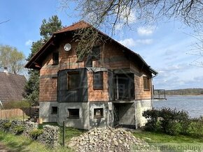 Veľká rekreačná chata na brehu jazera Tomky na Záhorí pri